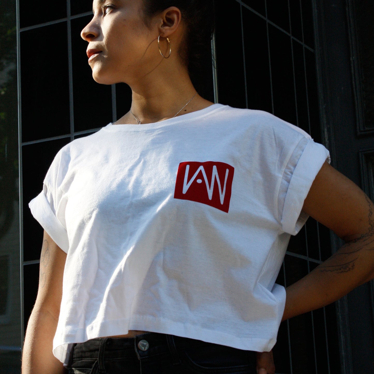 Lady Crop Top Weiß | Samt Logo rot