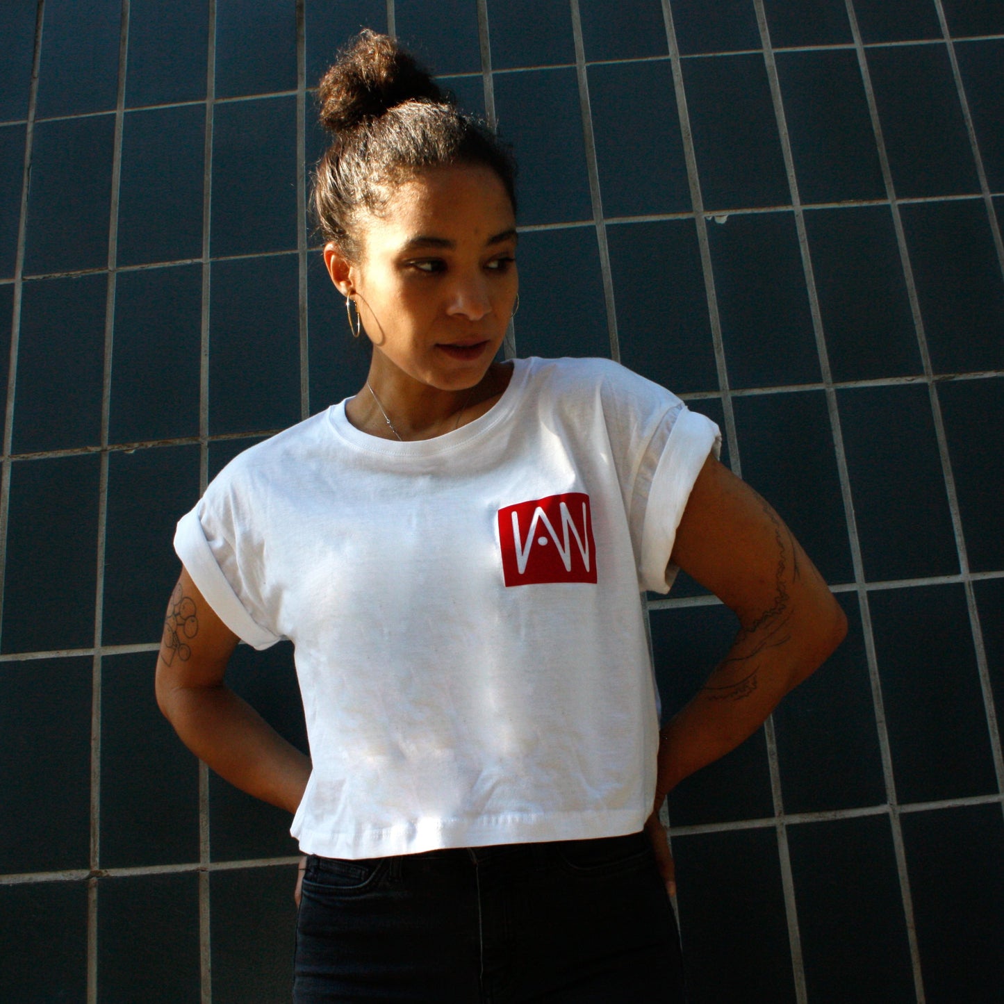 Lady Crop Top Weiß | Samt Logo rot