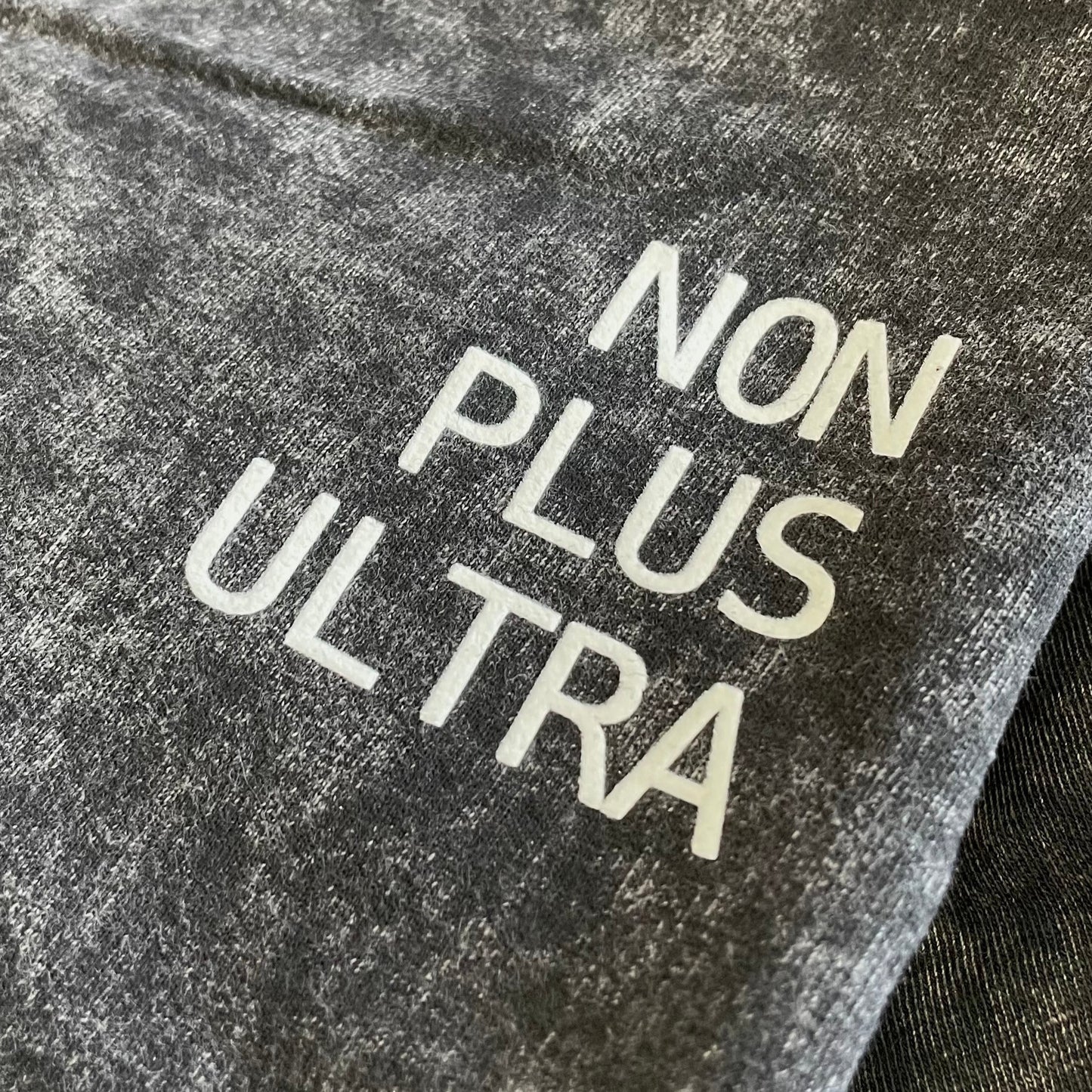 Sweatshirt Acid Washed | Samt Druck „Non Plus Ultra“