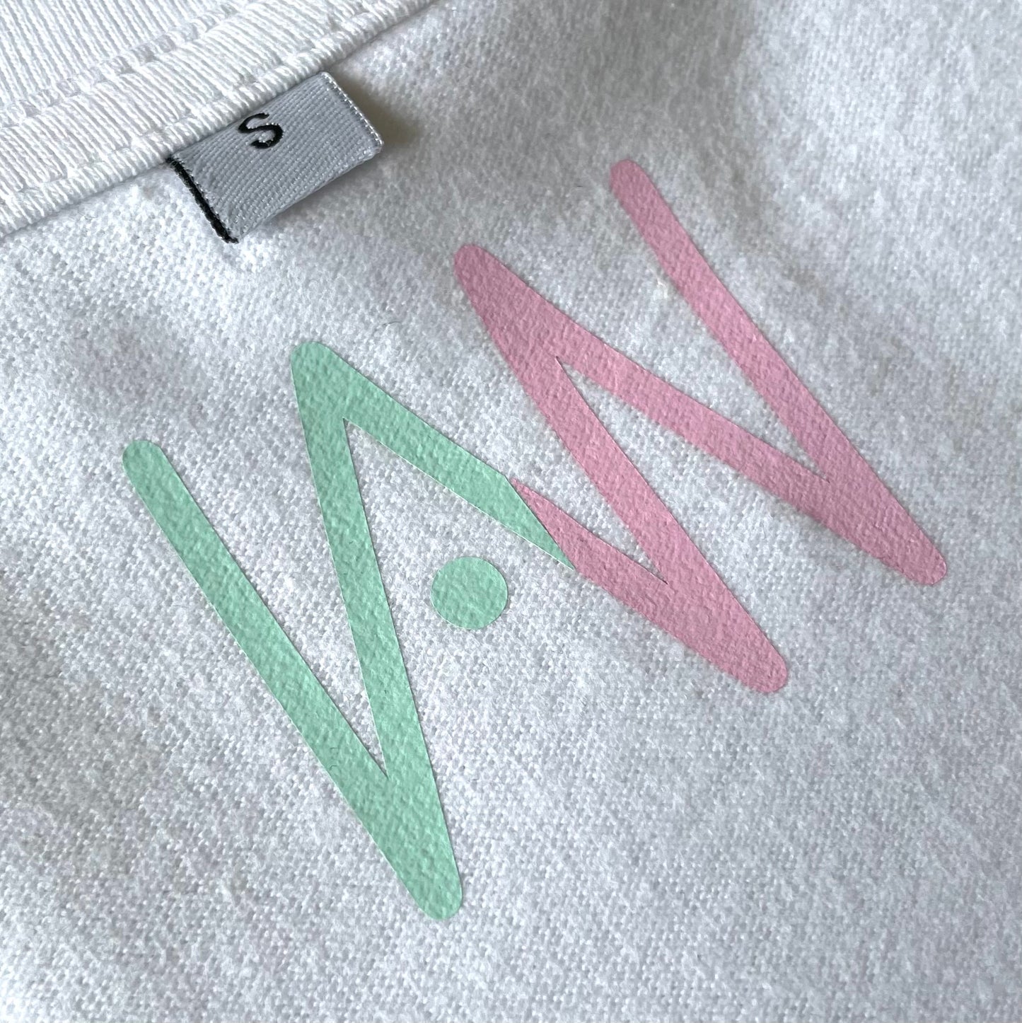 Box Fit T-Shirt weiß | Samt Logo „Elements“ mint/rosa