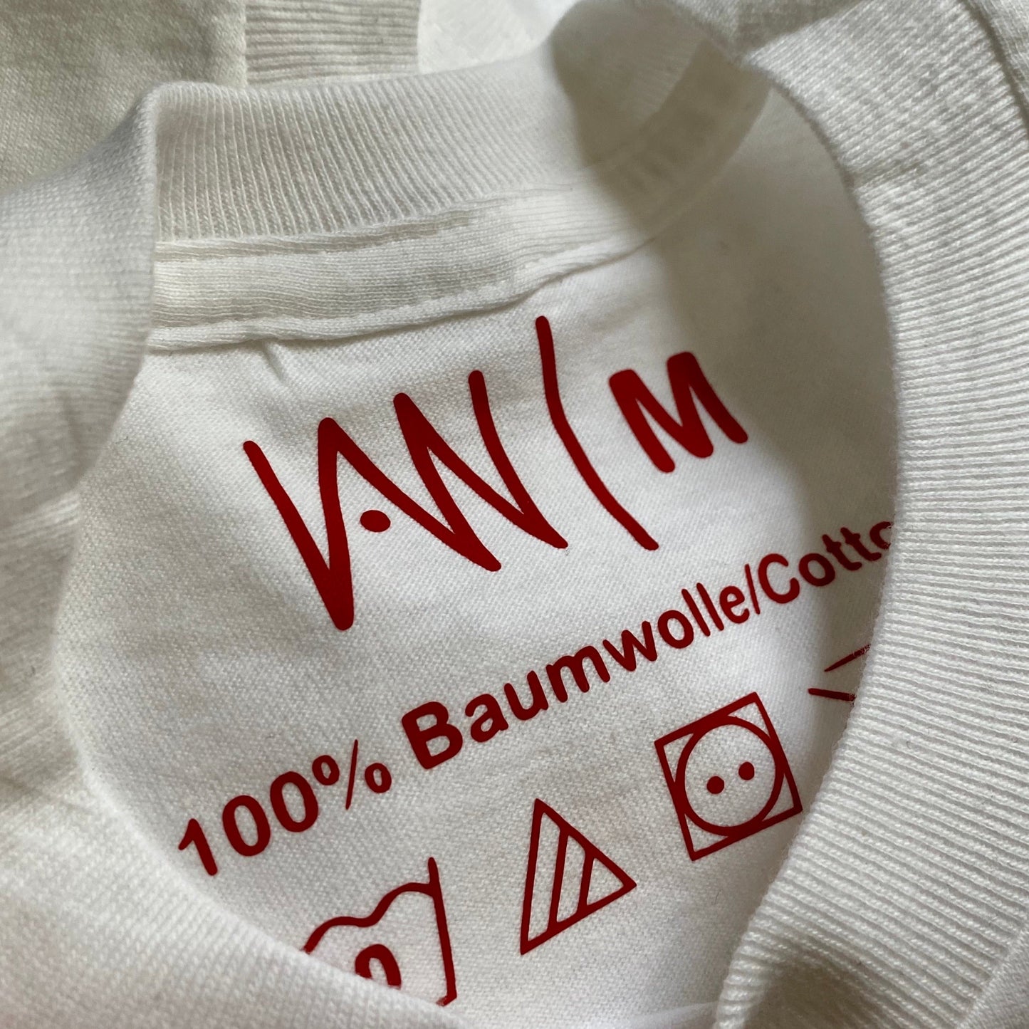 T-Shirt weiß | Samt Logo rot