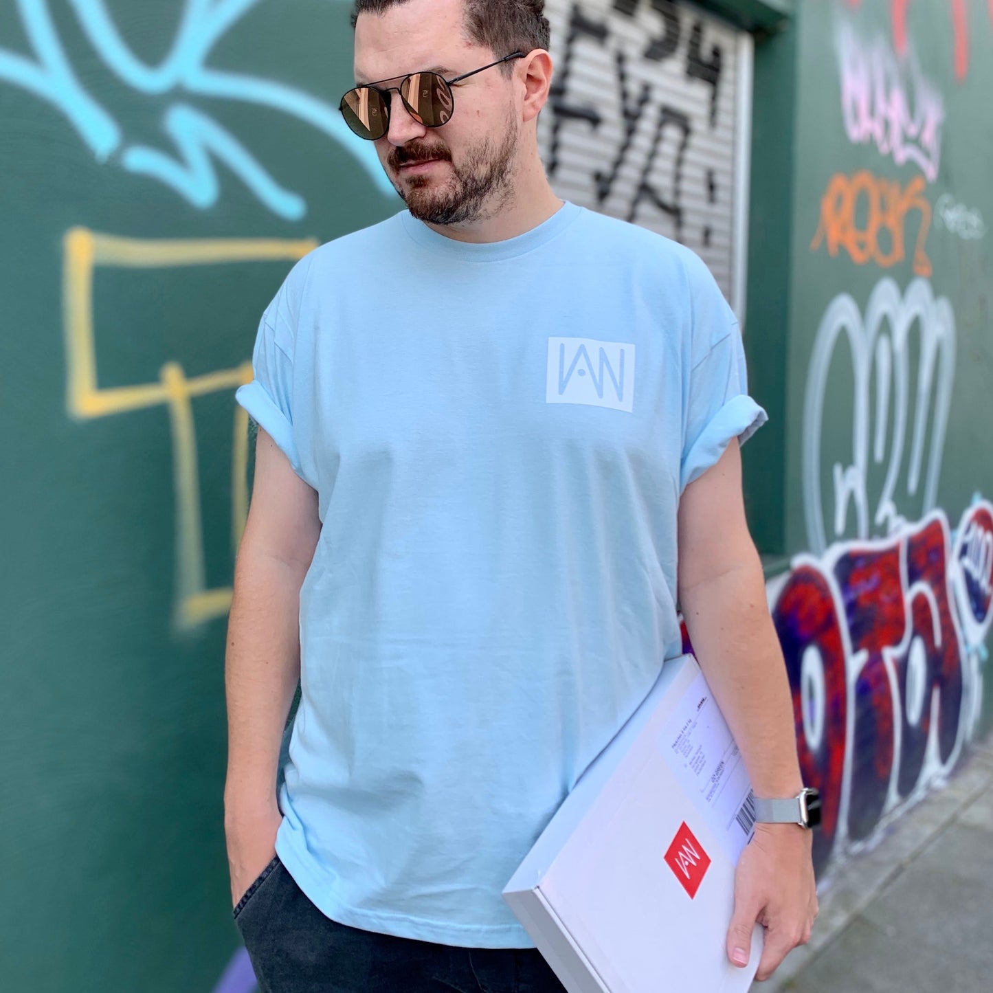 T-Shirt pastell blau | Samt Logo weiß